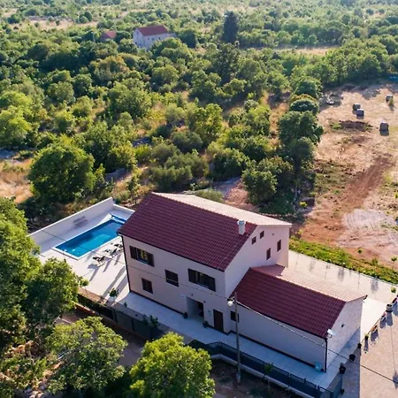 Adela Villa Drniš